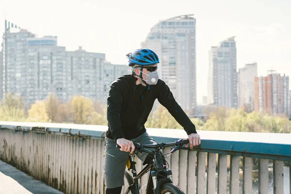 Kirli Şehirde Koruyucu Maske Takan Bisikletli Erkek Bisikletçi Adam Işe — Stok fotoğraf