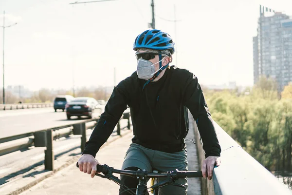 Ciclista Masculino Que Usa Mascarilla Respiradora Con Filtro Protector Alta —  Fotos de Stock