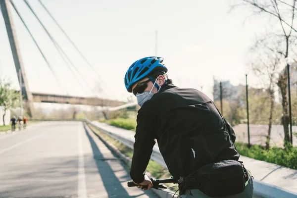 Ciclista Sesso Maschile Mountain Bike Maschera Protettiva Respiratore Città Inquinata — Foto Stock