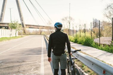 Kirli şehirde koruyucu maske takan bisikletli erkek bisikletçi. Adam işe çevre dostu taşımacılık, kentsel ekoloji raffiği ile gidiyor. Yüz kirliliği maskesi toz bulutu pm2.5 koruma.