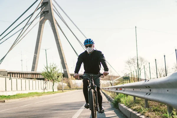 Ciclista Sesso Maschile Che Indossa Maschera Respiratoria Con Filtro Protettivo — Foto Stock