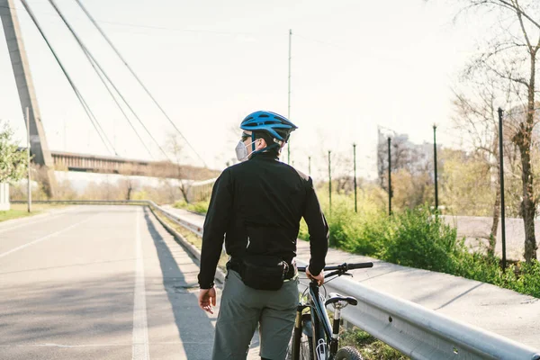 Solunum Maskesi Takan Ağır Koruyucu Filtresi Olan Bir Erkek Bisikletçi — Stok fotoğraf