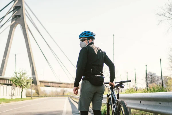 Мужчина Велосипедист Горном Велосипеде Защитной Маске Респиратора Загрязненном Городе Парень — стоковое фото