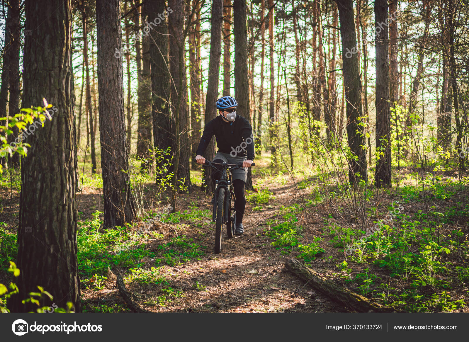 Ciclista Con Máscara Contaminación Joven Respirador Con Filtro Con Paseo: de stock © veloliza #370133724 | Depositphotos