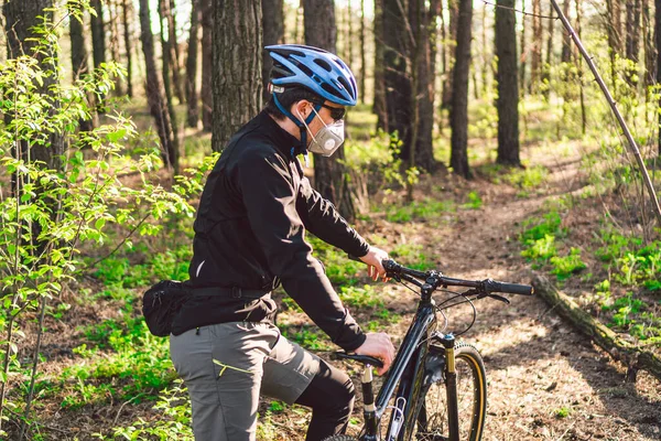 Genç Adam Ormanda Dağ Bisikleti Sürüyor Parkta Bisiklet Süren Genç — Stok fotoğraf