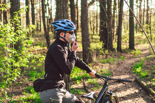Kirlilik Maskesi Takan Bisikletçi Solunum Cihazındaki Numaralı Filtreyle Parka Bisikletle — Stok fotoğraf