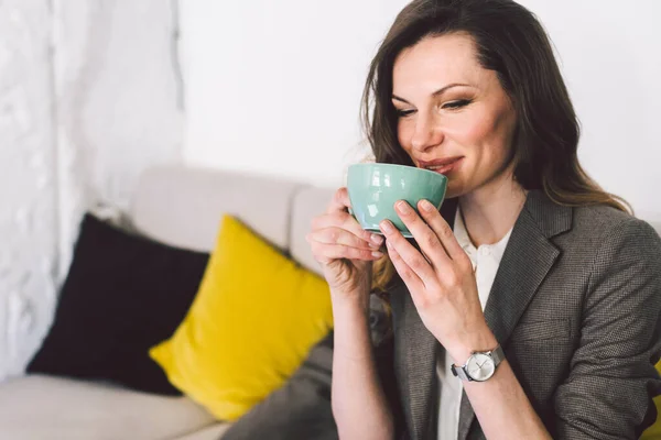 Mujer Negocios Moderna Con Café Copa Lugar Trabajo Mujer Negocios —  Fotos de Stock