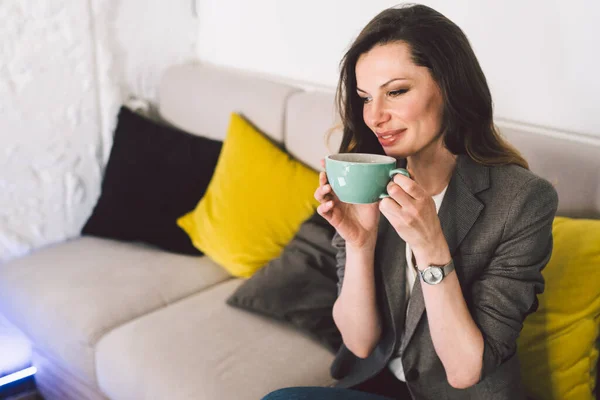 Mujer Mediana Edad Sentada Cafetería Sosteniendo Taza Café Trabajando Ordenador — Foto de Stock