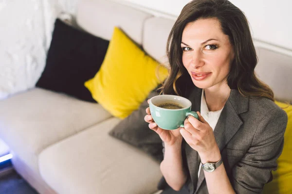 Mujer Mediana Edad Sentada Cafetería Sosteniendo Taza Café Trabajando Ordenador — Foto de Stock