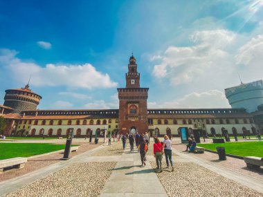 Sforza ya da Castello Sforzesco Ortaçağ Kalesi ve 26 Eylül 2019 'da Milano, Lombardiya' nın göbeğindeki güzel Sempione Parkı. 15. yüzyıl Milan Dükü Francesco Sforza 'dan..