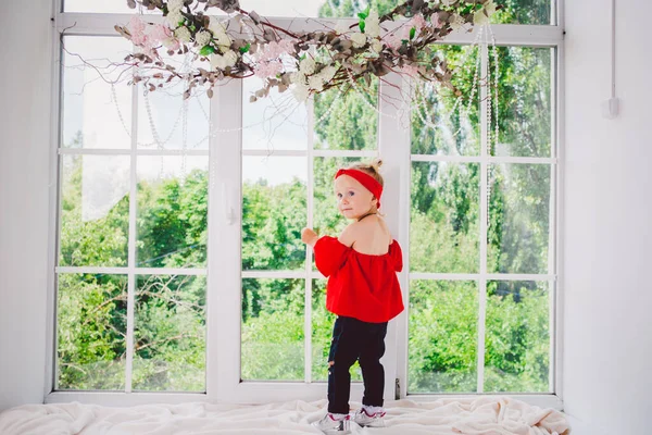 Pequeña Niña Divertida Dos Años Con Ropa Roja Elegante Pantalones — Foto de Stock