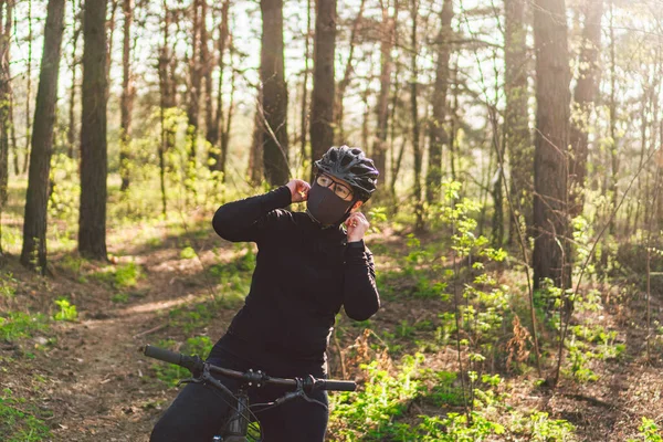 Ciclista Donna Indossa Maschera Facciale Durante Ciclismo Sul Sentiero Forestale — Foto Stock