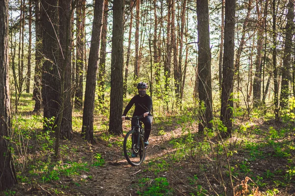 Mujer Joven Máscara Protectora Contaminación Ambiental Montar Bicicleta Montaña Carretera — Foto de Stock