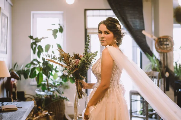 Stilvolle Braut Posiert Fenster Licht Auf Dem Hintergrund Rustikales Hochzeitskonzept — Stockfoto
