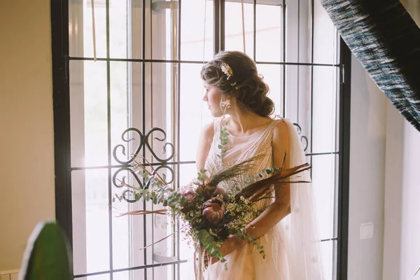 Стильная Невеста Позирует Окна Свете Заднем Плане Деревенская Свадебная Концепция — стоковое фото