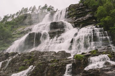 Norveç, Voss yakınlarındaki Tvindefossen ya da Tvinnefossen şelalesi manzarası. Doğal, manzaralı. Tvinde Kampı. Tabela, kayalar.