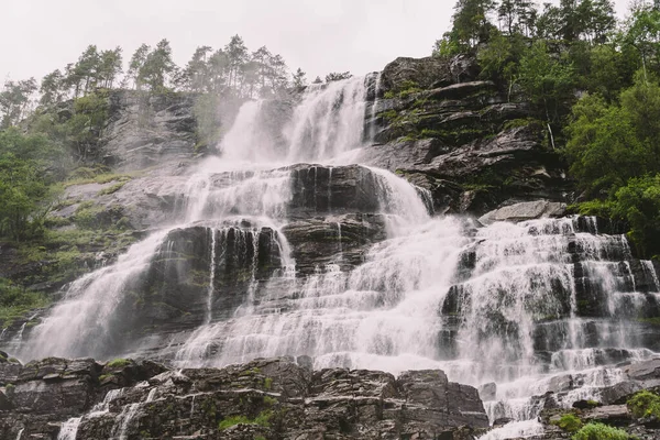 Kilátás Nyílik Tvindefossen Vagy Tvinnefossen Vízesés Közelében Voss Norvégia Természetes — Stock Fotó