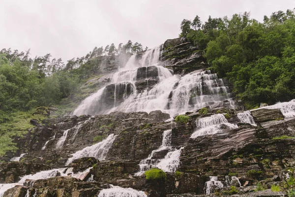 Kilátás Nyílik Tvindefossen Vagy Tvinnefossen Vízesés Közelében Voss Norvégia Természetes — Stock Fotó