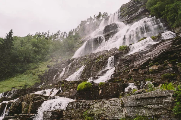 Vedere Cascada Tvindefossen Sau Tvinnefossen Lângă Voss Norvegia Natural Peisaj — Fotografie, imagine de stoc