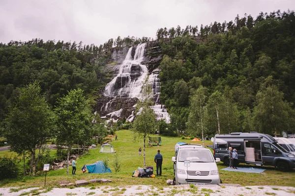Tvinde在挪威Voss附近的一个瀑布Tvindefossen的背景下露营帐篷 挪威峡湾的营地 — 图库照片