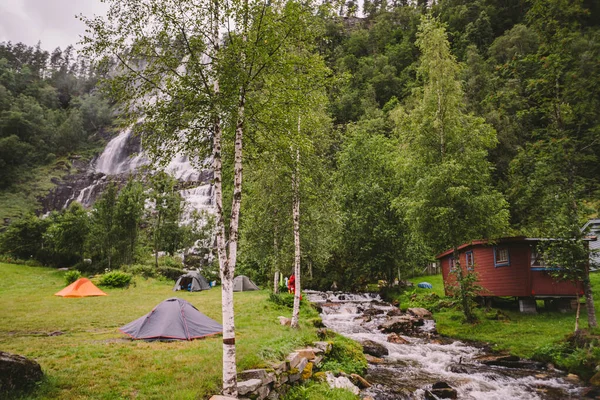 Tvinde在挪威Voss附近的一个瀑布Tvindefossen的背景下露营帐篷 挪威峡湾的营地 — 图库照片