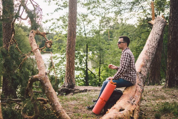 Hombre Comiendo Una Manzana Viaje Senderismo Bosque Senderista Tomando Descanso — Foto de Stock