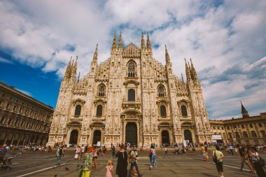Duomo Meydanı 15 Temmuz 2017 'de İtalya' nın güneşli günlerinde kalabalık olmuştu. Kuleleri ve kalabalığı olan Duomo di Milano katedrali Piazza del Duomo meydanında yürüyor. Hıristiyanlık, Kubbe.