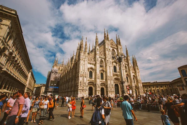 Duomo Πλατεία Γεμάτη Από Ανθρώπους Στην Ηλιόλουστη Μέρα Ιταλία Μιλάνο — Φωτογραφία Αρχείου