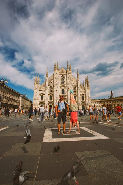 Τουριστικό Ζευγάρι Αστεία Ποζάρουν Στο Παρασκήνιο Του Duomo Milano Μια — Φωτογραφία Αρχείου