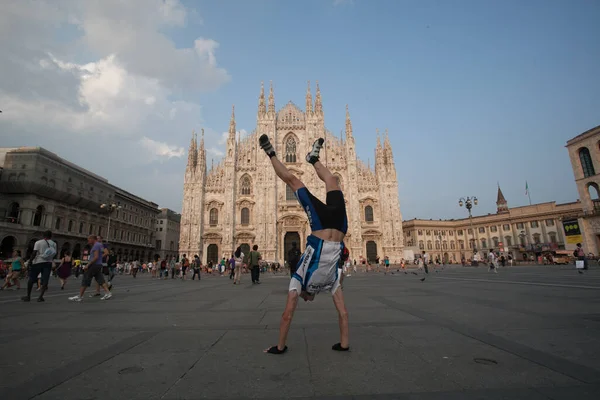 Male Tourist Cyclist Funny Posing Handstand Background Duomo Milano Sunny — Stock Photo, Image