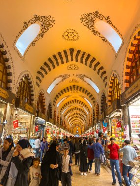 Mısır Pazarı, İstanbul, Türkiye, 28 Ekim 2019. İnsanlar Mısır Çarşısı 'nda. Baharat Pazarı. İstanbul 'da büyük pazar. İnsanlar ve turistler alışveriş yapıyor. Türkiye 'de sokak pazarları.