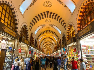 Mısır Pazarı, İstanbul, Türkiye, 28 Ekim 2019. İnsanlar Mısır Çarşısı 'nda. Baharat Pazarı. İstanbul 'da büyük pazar. İnsanlar ve turistler alışveriş yapıyor. Türkiye 'de sokak pazarları.