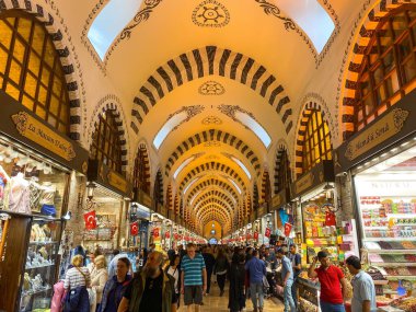 Mısır Pazarı, İstanbul, Türkiye, 28 Ekim 2019. İnsanlar Mısır Çarşısı 'nda. Baharat Pazarı. İstanbul 'da büyük pazar. İnsanlar ve turistler alışveriş yapıyor. Türkiye 'de sokak pazarları.