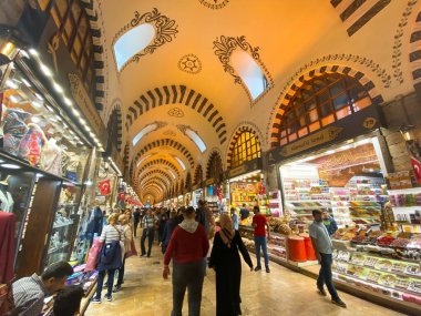 Mısır Pazarı, İstanbul, Türkiye, 28 Ekim 2019. İnsanlar Mısır Çarşısı 'nda. Baharat Pazarı. İstanbul 'da büyük pazar. İnsanlar ve turistler alışveriş yapıyor. Türkiye 'de sokak pazarları.