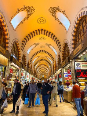 Mısır Pazarı, İstanbul, Türkiye, 28 Ekim 2019. İnsanlar Mısır Çarşısı 'nda. Baharat Pazarı. İstanbul 'da büyük pazar. İnsanlar ve turistler alışveriş yapıyor. Türkiye 'de sokak pazarları.