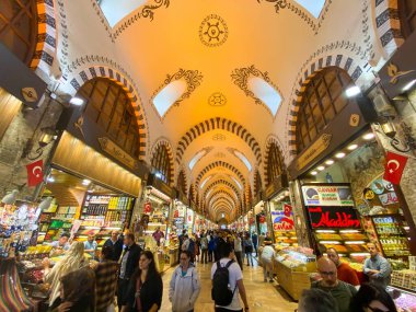 Mısır Pazarı, İstanbul, Türkiye, 28 Ekim 2019. İnsanlar Mısır Çarşısı 'nda. Baharat Pazarı. İstanbul 'da büyük pazar. İnsanlar ve turistler alışveriş yapıyor. Türkiye 'de sokak pazarları.