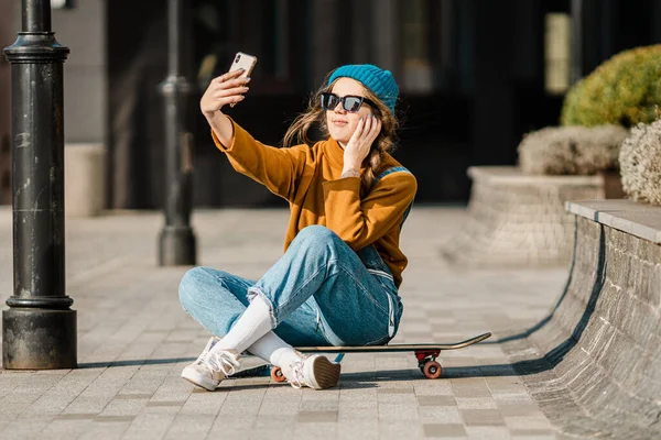 Carino Ragazza Urbana All Aperto Con Skateboard Utilizzando Smart Phone — Foto Stock