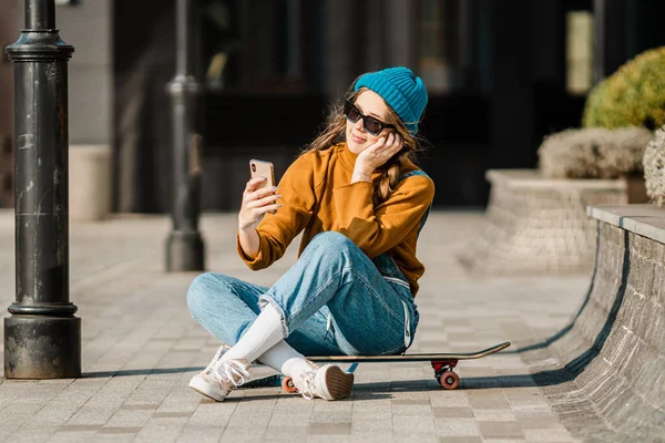 Giovane Donna Seduta Sullo Skateboard Utilizzando Telefono Skateboard Donna Città — Foto Stock