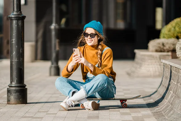 Ragazza Seduta Skateboard Utilizzare Telefono Cellulare All Aperto Stile Vita — Foto Stock