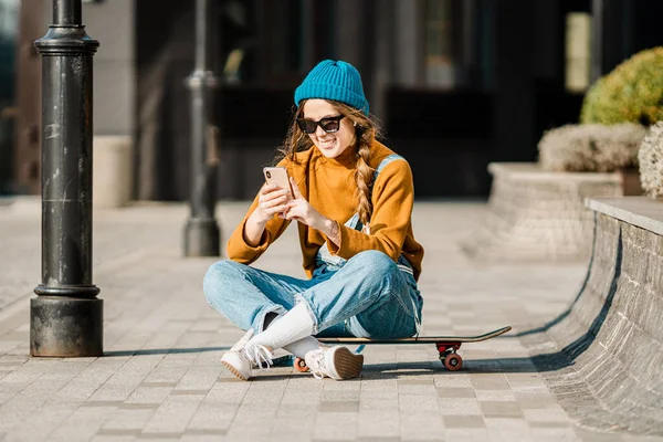 Carino Ragazza Urbana All Aperto Con Skateboard Utilizzando Smart Phone — Foto Stock