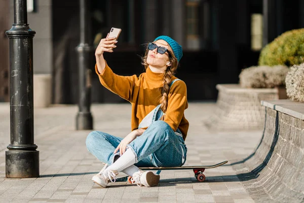 Jonge Stijlvolle Kaukasische Skateboarder Met Hoed Zonnebril Jeans Gebruikt Een — Stockfoto