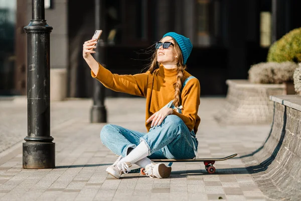 Ragazza Seduta Skateboard Utilizzare Telefono Cellulare All Aperto Stile Vita — Foto Stock