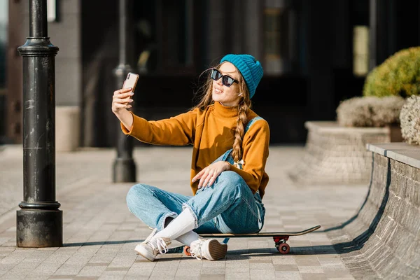 Schattig Stedelijk Meisje Buiten Met Skateboard Met Behulp Van Een — Stockfoto