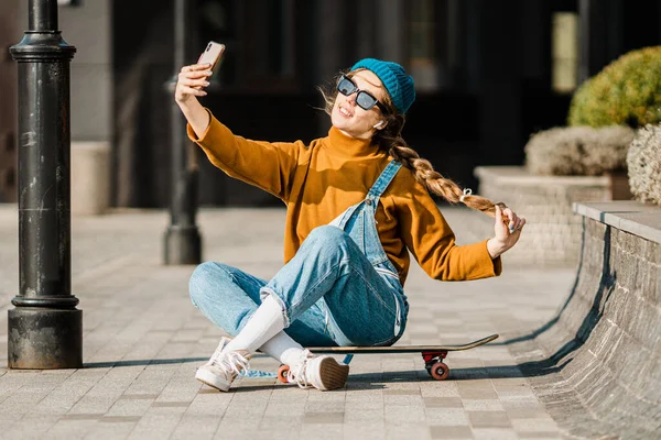 Giovane Donna Caucasica Elegante Skateboarder Cappello Occhiali Sole Jeans Sta — Foto Stock