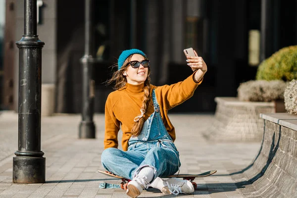 Carino Ragazza Urbana All Aperto Con Skateboard Utilizzando Smart Phone — Foto Stock