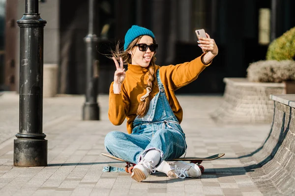 Giovane Donna Seduta Sullo Skateboard Utilizzando Telefono Skateboard Donna Città — Foto Stock