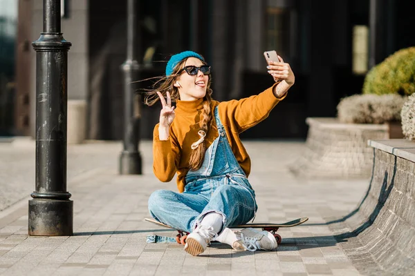 Giovane Donna Caucasica Elegante Skateboarder Cappello Occhiali Sole Jeans Sta — Foto Stock