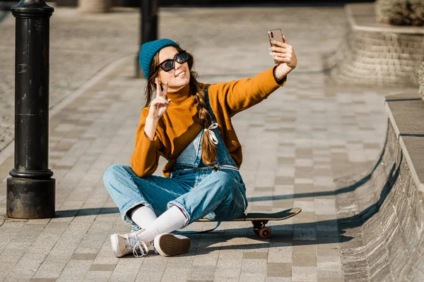 Een Jonge Vrouw Die Skateboard Zit Telefoneert Skateboarden Vrouw Stad — Stockfoto