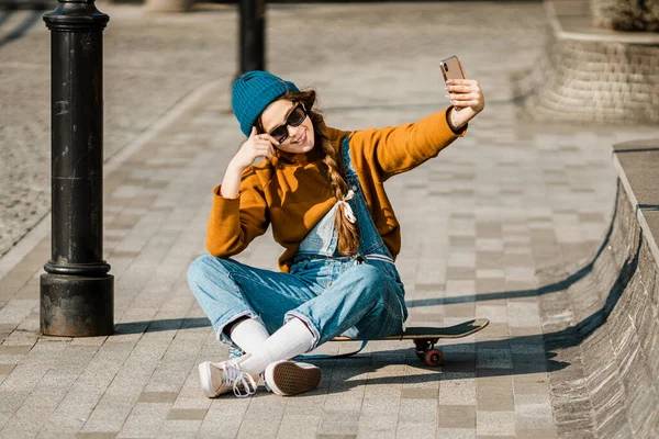 Jonge Stijlvolle Kaukasische Skateboarder Met Hoed Zonnebril Jeans Gebruikt Een — Stockfoto