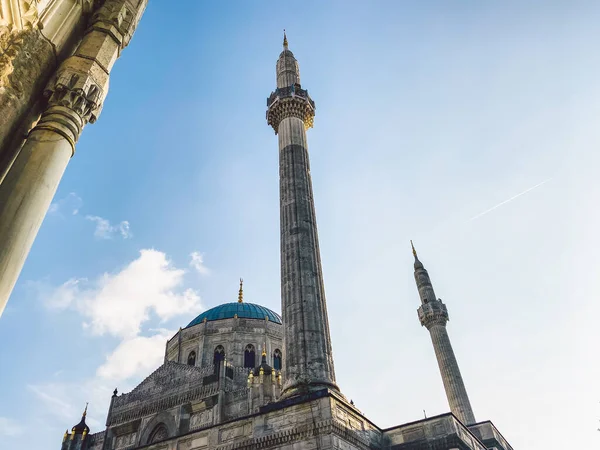 Pertevniyal Valide Sultan Camii, İstanbul, Türkiye 26 Ekim 2019. İstanbul 'daki Osmanlı Camii. Aksaray Valide Camii Aksaray 'da bulunmaktadır. Müslüman dininin teması, Tanrı 'ya inanç.